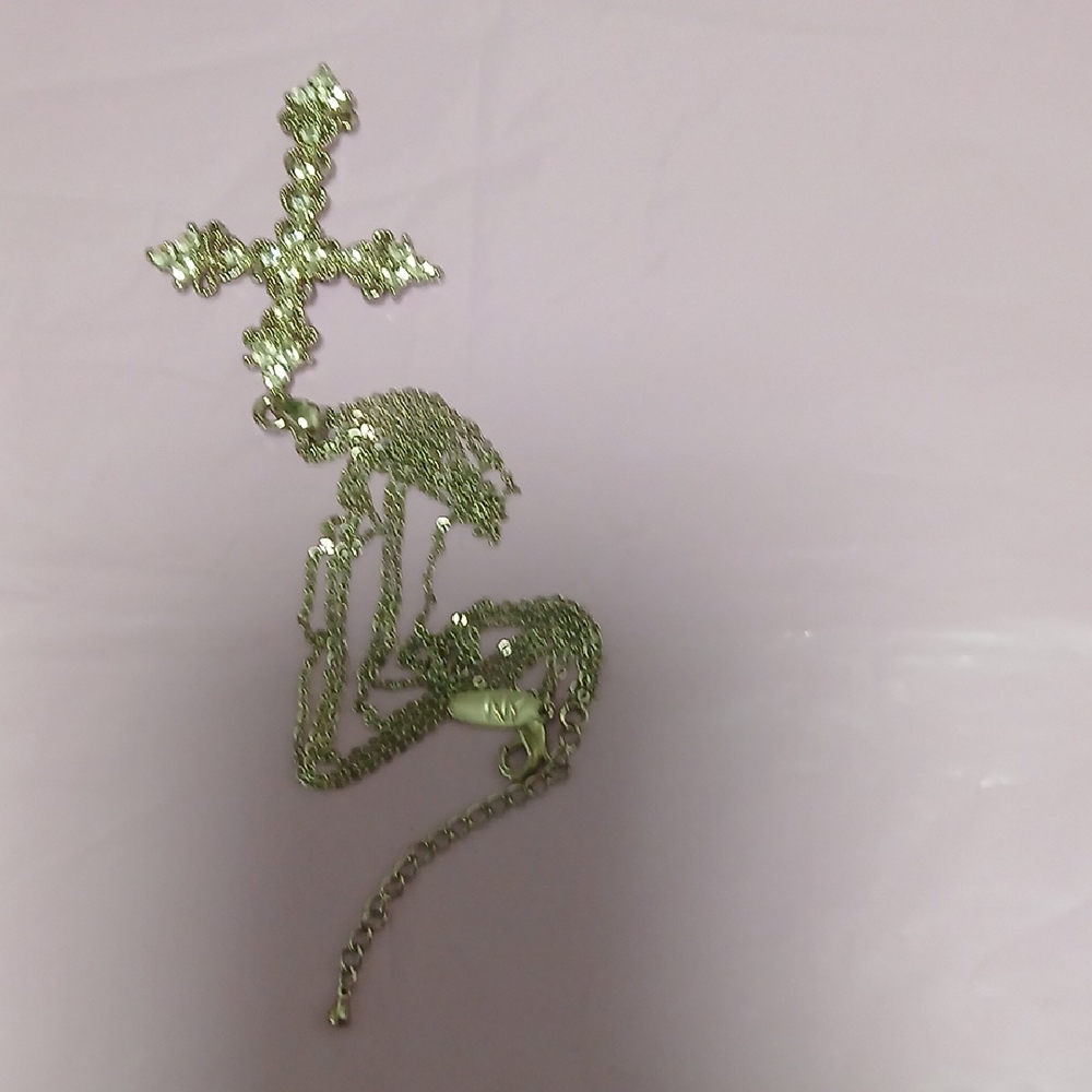 Elegant Silver Cross Pendant Necklace - Picture 3 of 8